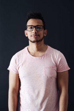 Pembe tişörtlü ve gözlüklü Afro yakışıklı adam.