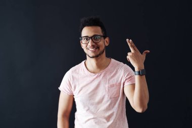 Siyah arkaplan duyguları konsepti olan afro adam.