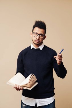 Bej arka planda Afro Adam Profesörü