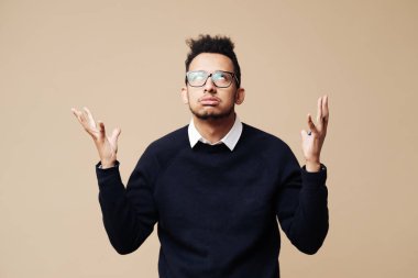 Bej arka planda sıkılmış bir adamın portresi