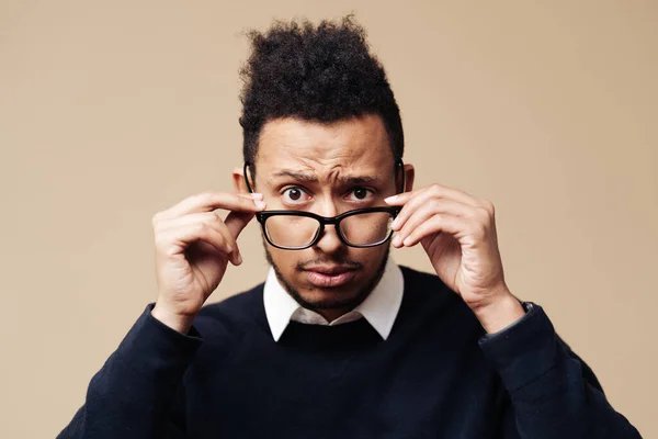 Retrato de homem preocupado olhando através de óculos com cabelo afro — Fotografia de Stock