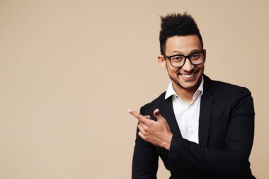 Metin için yeri olan yakışıklı bir adam.