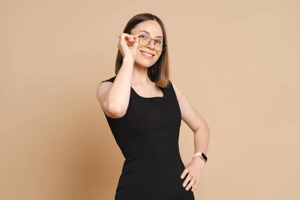 Zdjęcie Szczęśliwej Młodej Białej Kobiety Biznesu Noszącej Okulary Stojące Beżowym — Zdjęcie stockowe