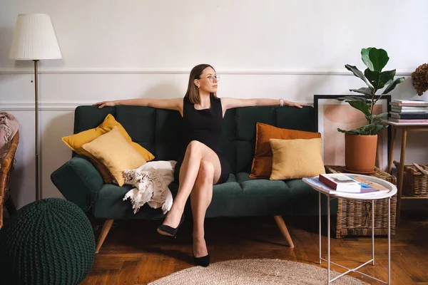 Mujer Negocios Segura Con Gafas Vestido Clásico Negro Sentado Apartamento — Foto de Stock