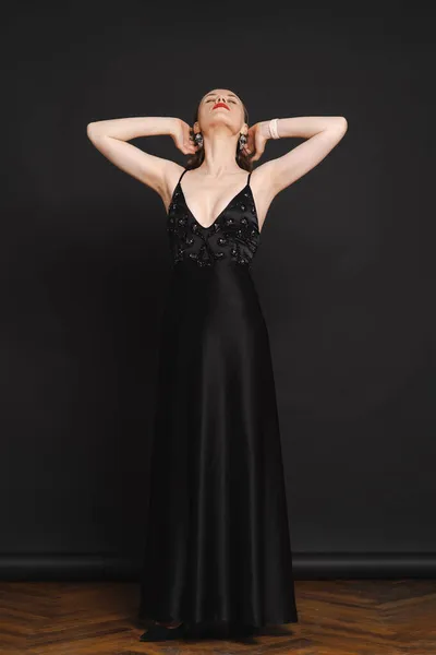 Mooi Vrouw Model Gekleed Een Elegante Lange Zwarte Jurk Een — Stockfoto