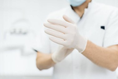 Yakın plan doktor elleri eldivenli.