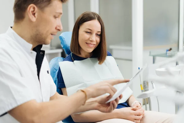Dentist discussing with patient treatment plan — Stock Photo, Image