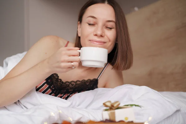 Presentes, café e mulher doce despertando — Fotografia de Stock