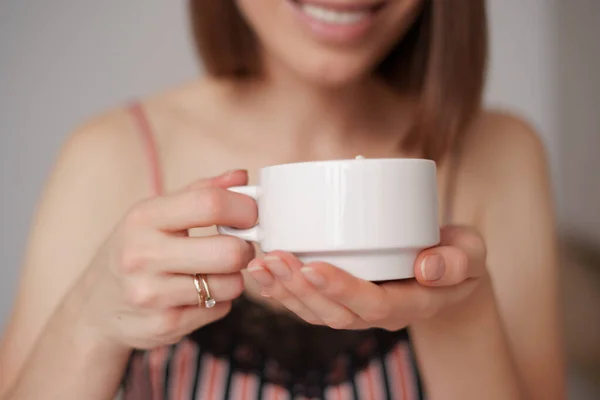 Vrouw drinkt koffie in bed — Stockfoto
