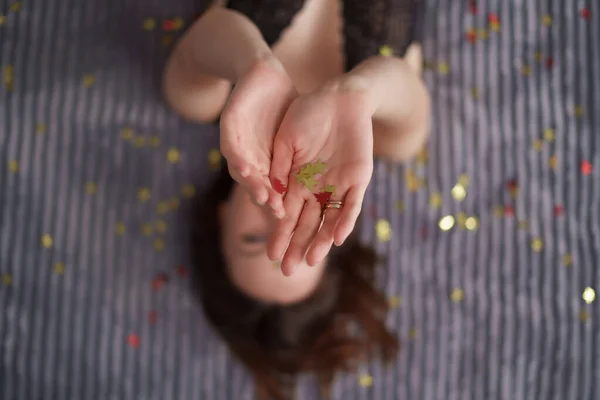 PRETTY mulher deitada na cama com confete — Fotografia de Stock