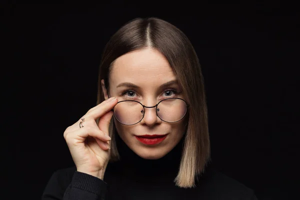 Vrouw portret met brillen op zwarte achtergrond — Stockfoto