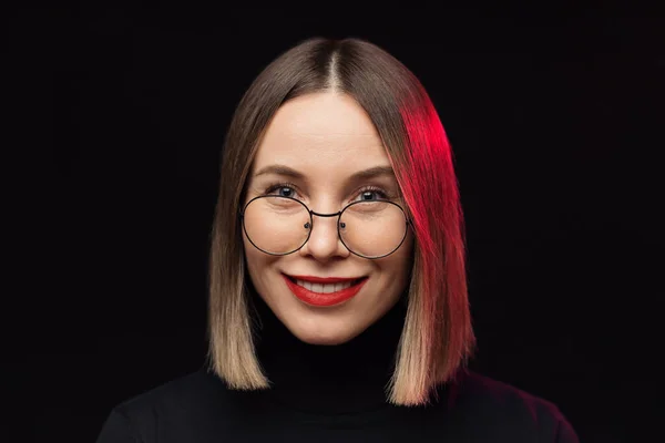 Retrato de mujer con gafas sobre fondo negro — Foto de Stock