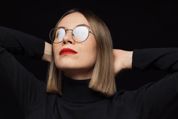 Frauenporträt mit Brille auf schwarzem Hintergrund — Stockfoto