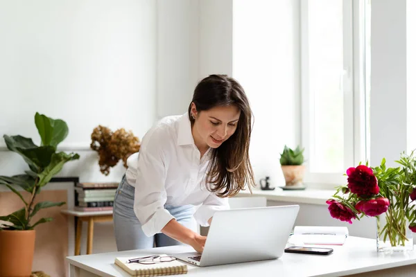 Businesswoman pracuje na notebooku sedí doma a spravuje své podnikání přes domácí kancelář — Stock fotografie