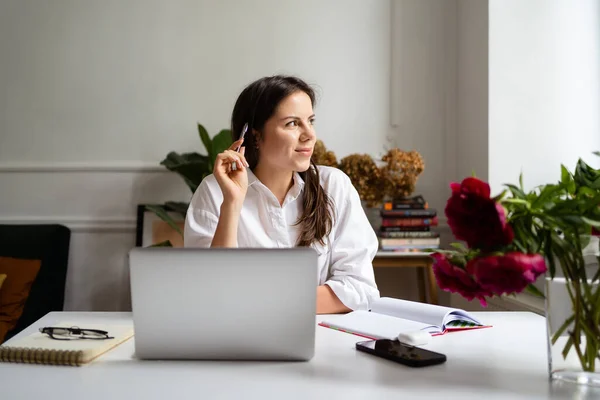 Empresária trabalhando no computador portátil sentado em casa e gerenciando seu negócio via home office — Fotografia de Stock