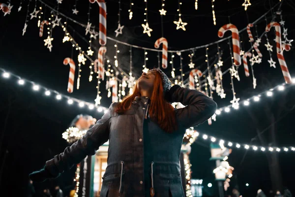 Women enjoy winter holiday lights in the evening —  Fotos de Stock