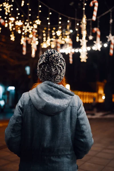 Women enjoy winter holiday lights in the evening — Fotografia de Stock