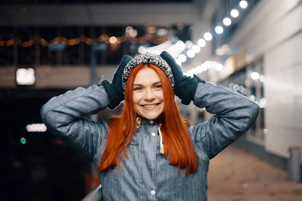 Women enjoy winter holiday lights in the evening — Zdjęcie stockowe