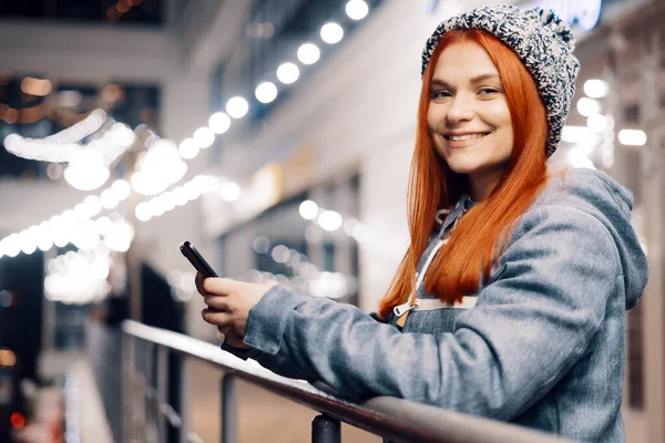 Mulher usando telefone celular ao ar livre — Fotografia de Stock