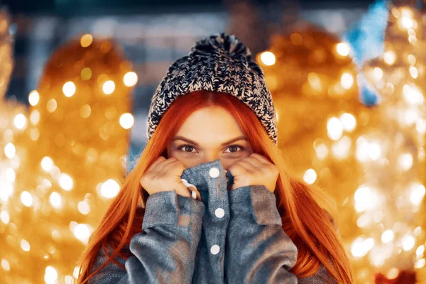 Women enjoy winter holiday lights in the evening — Stok fotoğraf