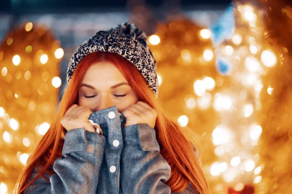 Women enjoy winter holiday lights in the evening — стоковое фото