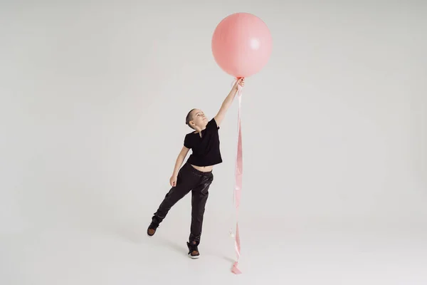 Pojke med rosa ballong och kopiera utrymme — Stockfoto