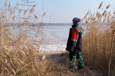 Güzel kış manzarasının tadını çıkaran kadın