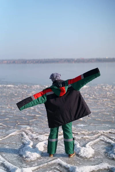Autentyczna kobieta ciesząca się zimą na zamarzniętym jeziorze — Zdjęcie stockowe