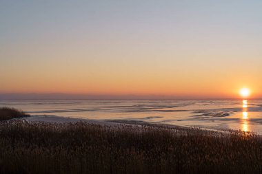 Gölde gün batımının inanılmaz manzarası