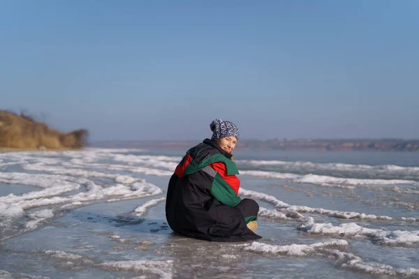 Αυθεντική γυναίκα που απολαμβάνει το χειμώνα σε μια παγωμένη λίμνη — Φωτογραφία Αρχείου