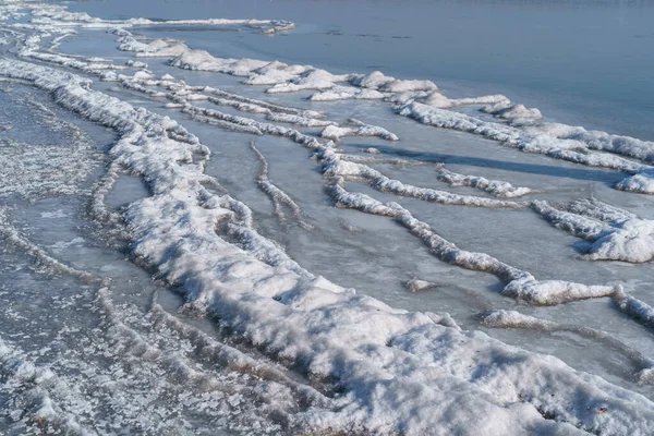 Зимний пейзаж замёрзшего озера — стоковое фото