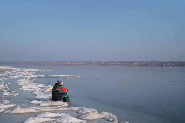 Настоящая женщина наслаждается зимой на замерзшем озере — стоковое фото
