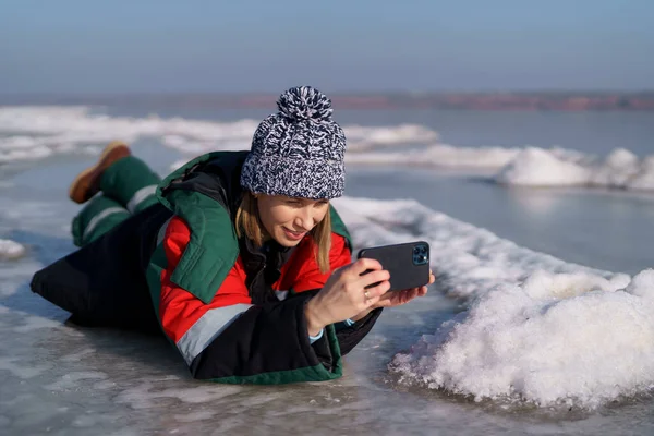 Kobieta fotograf robi zdjęcia zimowej przyrody — Zdjęcie stockowe