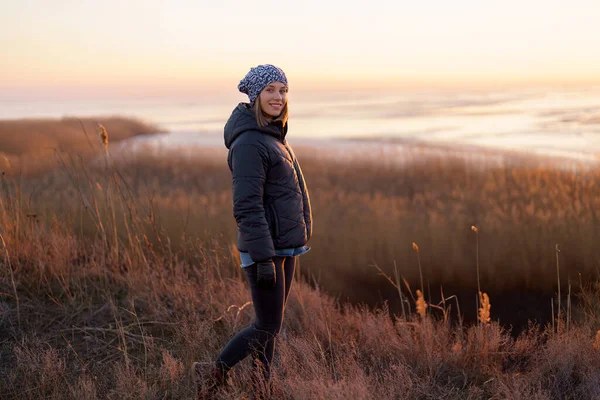 Bella donna guardando il tramonto nella natura — Foto Stock