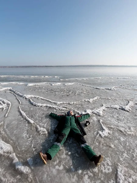 Настоящая женщина наслаждается зимой на замерзшем озере — стоковое фото