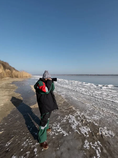 Женщина-фотограф фотографирует зимнюю природу — стоковое фото