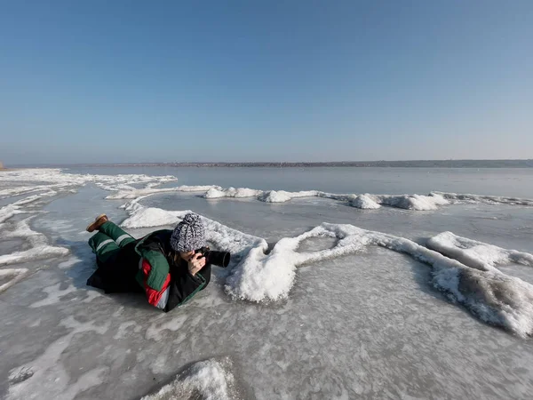 Женщина-фотограф фотографирует зимнюю природу — стоковое фото