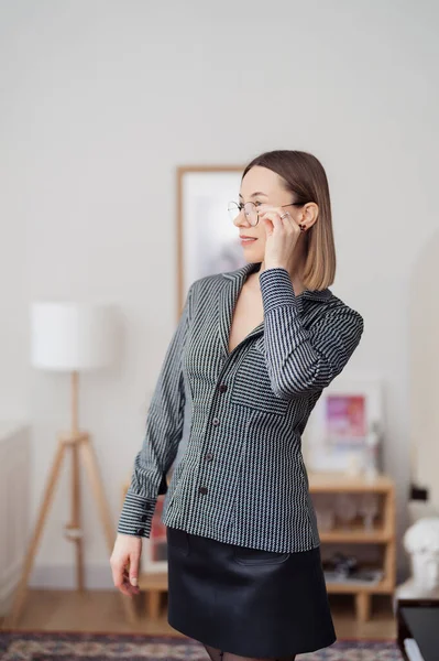 漂亮的女人在一个有趣的内部摆姿势 — 图库照片