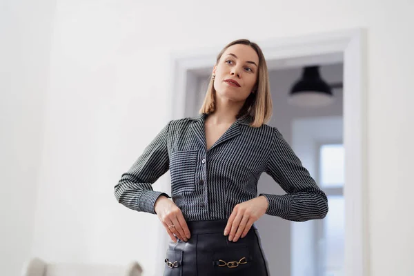 En vacker kvinna tittar på henne i spegeln — Stockfoto