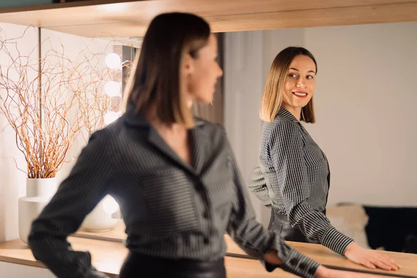 Υπέροχη γυναίκα που κοιτάζει την αντανάκλασή της στον καθρέφτη. — Φωτογραφία Αρχείου