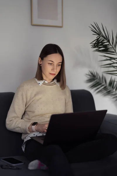 Vrouw met laptop thuis in de woonkamer — Stockfoto