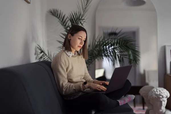 Mujer usando portátil en casa en la sala de estar — Foto de Stock