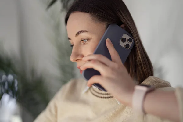 As mulheres falam ao telefone enquanto se sentam em um sofá — Fotografia de Stock