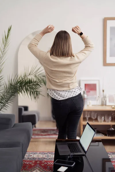 Bella giovane donna che balla gioiosa a casa — Foto Stock