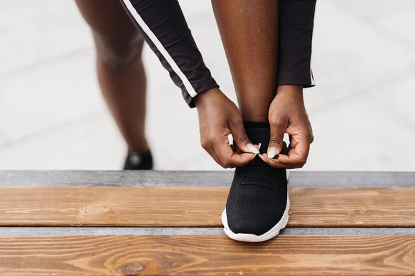 Mulher mão amarrando laço de sapato esporte ao ar livre — Fotografia de Stock