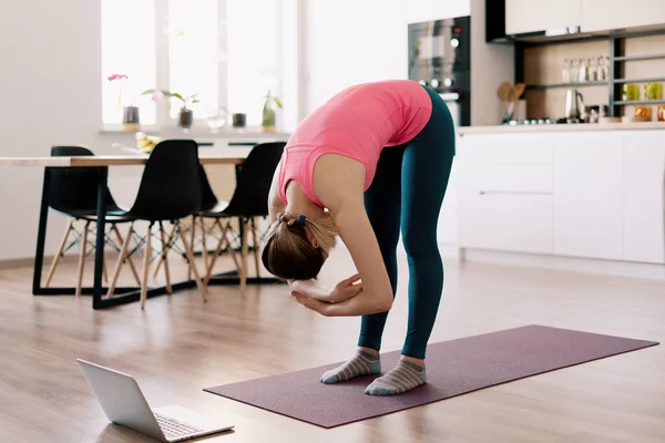 Donna caucasica che pratica yoga a casa — Foto Stock