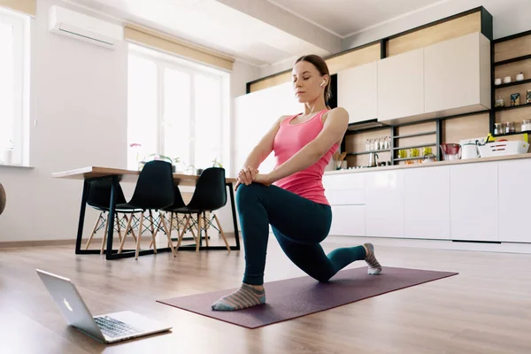Femme blanche pratiquant le yoga à la maison — Photo