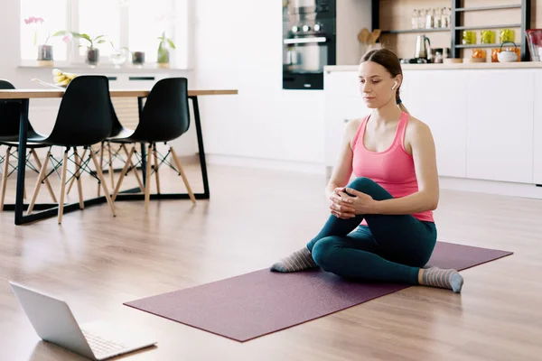 Femme blanche pratiquant le yoga à la maison — Photo