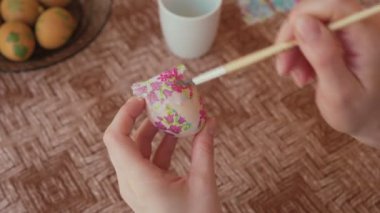 Paskalya yumurtalarını süsleyen kadın elleri