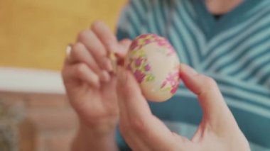 Paskalya yumurtalarını süsleyen kadın elleri